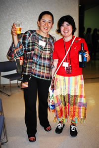 写真�H：べてるまつりで、自作のさをり織りをまとって活躍するメンバーたち。かつて、大暴れしたとは思えない美女ぶり。左は「喧嘩の仕方」の筆者、山本賀代さん