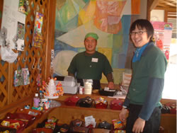 写真�@：喫茶「なちゅ」の入口には、昔なつかしい駄菓子屋さんが
