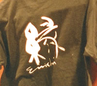 写真�I：米国でも、「縁　ｅｎｉｓｈｉ」が、と届けていただいたティーシャツが、受け付けのシンボルに